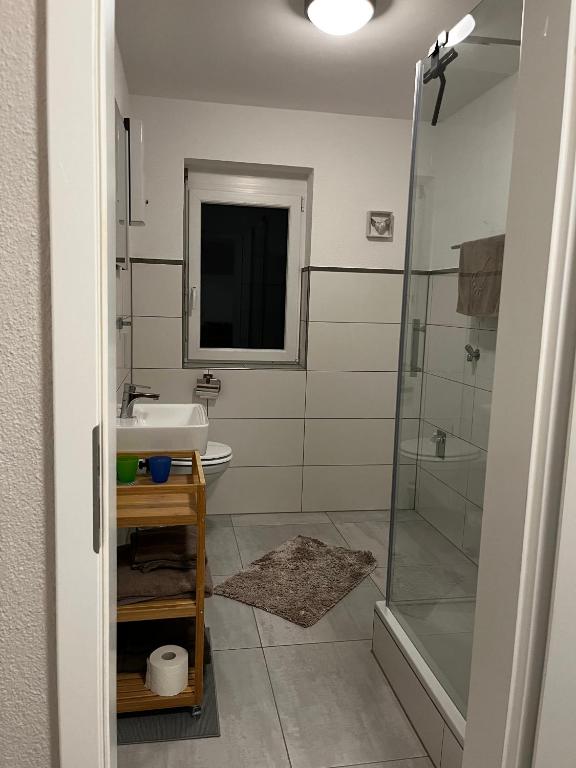 Badezimmer mit Dusche